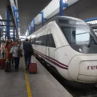 Foto d’arxiu d’un tren Avant i viatgers a Lleida. - SEGRE