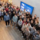 Foto de família amb directius i equips de l’Hiopos i periodistes a l’Ekke.