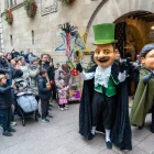 Cercavila festiva dimecres de l’Home i la Dona dels Nassos per l’Eix Comercial de Lleida. A la dreta, els més petits van entregar les cartes al Gran Camarlenc. - PAU PASCUAL PRAT