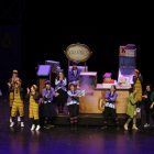 Els embolicadors de regals de 'La Factoria dels Reixos', durant una funció a la Llotja de Lleida.