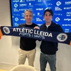 El president del club, Xavier Bartolo, amb el recent fitxatge, Marc Vargas. - ATLÈTIC LLEIDA