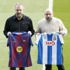 Flick i Manolo en la clàssica fotografia de les equipacions prèvia al derbi. - ANDREU DALMAU