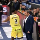 Ejim va tenir una petita topada amb Joan Plaza. - ACB PHOTO/DANI CATALÁN