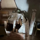 Imatge del decorat del forn de pa destrossat. - TEATREMP