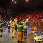 El públic va omplir ahir el Teatre de la Llotja en l’estrena de la sisena edició de l’espectacle musical ‘La Factoria dels Reixos’, amb funcions també avui i demà. - JORDI ECHEVARRIA