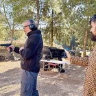 Jose Gálvez i Pau Gairí, provant el dispositiu al camp de tir. - AIDÉ ROBLES