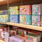 Puzzles i jocs de taula exposats en una botiga de Terrassa.