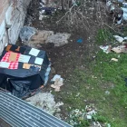 Campament instal·lat en un solar del carrer Lluís Roca, a Noguerola, on hi ha nombroses rates.