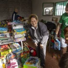 La presidenta del club, Emilia Cuenca, amb els joguets recollits. - JORDI ECHEVARRIA