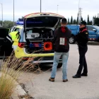 Els Mossos fan un control a un jove que abandona la ‘rave’. - ACN