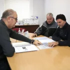 L’alcalde de Massalcoreig, Josep Maria Vallés, amb membres de la comunitat de regants de La Sècla. - ALBA MOR/ACN