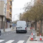 Vehicles circulant ahir pel tram inaugurat del carrer. - PAU PASCUAL PRAT