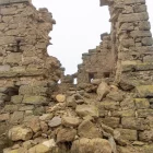 Paret esfondrada de la torre amb les pedres que es preveu reutilitzar per restaurar-la. - JORDI ECHEVARRIA