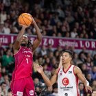 James Batemon llança a cistella en una de les accions del partit d'aquest diumenge al Barris Nord.