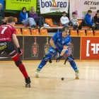 Jordi Badia intenta encarar la defensa del reusenc Pol Martínez. - PAU PASCUAL