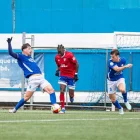 Lamine, del Mollerussa, intentant superar dos jugadors rivals. - JOSEP MARIA RIBES