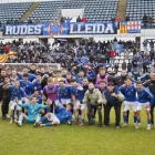 Jugadors i cos tècnic celebren la primera victòria de l’any, davant d’una afició sempre fidel. - ÀLEX SAMPER