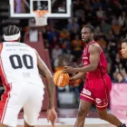 Caleb Agada es va veure superat pels bases rivals. - JAVI ENJUANES