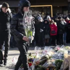 Desenes de persones van dipositar flors i regals al lloc dels fets. - EFE/EPA/JEAN CHRISTOPHE BOTT