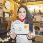 Zoe Valero, segona generació de Torrons Fèlix, mostrant el Solete de la Guia Repsol. - LAIA PEDRÓS
