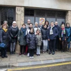 La família de l’homenatjat, amb les autoritats i la Stolpersteine davant de casa seua a Bellpuig. - LAIA PEDRÓS