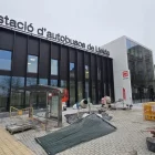 Façana de l’estació vista des de la plaça Ramon Berenguer IV, amb la marquesina i el cartell vertical. - JORDI ECHEVARRIA