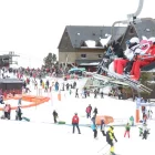 L’estació de Port Ainé, al Sobirà, on l’afluència d’esquiadors continuava sent ahir massiva. - FGC