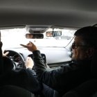 Un alumne i un professor d'autoescola durant unes pràctiques.