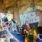 Cervera. A la capital de la Segarra els Reixos van iniciar la cavalcada a l’avinguda Mil·lenari i la van acabar a l’església de Santa Maria. Durant el recorregut alguns afortunats van poder rebre els primers regals de mans dels emissaris reals. - JORDI BONILLA