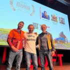 Edu, el seu germà i el seu pare després de rebre un premi.