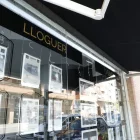 Pisos de lloguer i en venda anunciats a l’aparador d’una immobiliària de la ciutat. - SEGRE