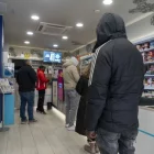 Cua per comprar loteria, ahir en una administració de Lleida. - PAU PASCUAL PRAT