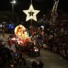 Milers de lleidatans van rebre efusivament ahir Ses Majestats d’Orient en una multitudinària cavalcada pels carrers de la capital. - AMADO FORROLLA