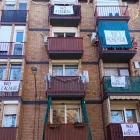 Pancartes en contra de l’alberg en diversos balcons de Balàfia. - ES