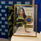 El disc d’or del single ‘Dolerme’ de Rosalía, juntament amb el vestit original que va portar l’artista. - SER / AITANA ROMÀ