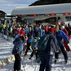Desenes d’esquiadors fent cua per pujar al telecadira de Port Ainé. - ACN