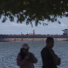 Imagen del 18 de diciembre donde se observa un buque petrolero en el Lago de Maracaibo, en Venezuela