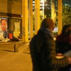 Imatge d'arxiu d'un grup de voluntaris observen unes persones dormint al carrer en el marc del recompte d'Arrels a Barcelona.