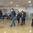 Usuaris amb mascaretes el mes passat a l’hospital Arnau. - MARC CARBONELL