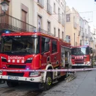 El carrer Major es va tallar al pas durant l’operatiu dels Bombers. - JORDI BONILLA