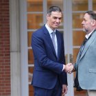 El presidente del Gobierno, Pedro Sánchez, y el líder de ERC, Oriol Junqueras.