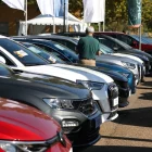 Clients busquen el seu model ideal en una fira de vehicles d’ocasió. - EUROPA PRESS