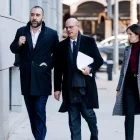 L’empresari Víctor de Aldama juntament amb els seus advocats camí del Tribunal Suprem. - EUROPA PRESS