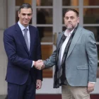 El president del Govern central, Pedro Sánchez, i el líder d’ERC, Oriol Junqueras, abans de la trobada a la Moncloa. - EFE