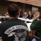 El conseller d'Agricultura, Òscar Ordeig, reunit amb els pagesos i ramaders de Revolta Pagesa que tallen l'accés al port de Tarragona