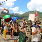 Famílies gaudint de l’ambient pels carrers d’Esterri. - O. RIART