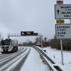 Un rètol que indica cadenes al port de la Bonaigua.