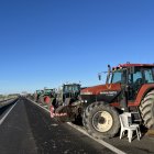 Diversos tractors al mig de la calçada a l'A-2 a Fondarella.