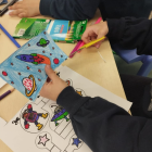 Un infant realitza una activitat del projecte “Temps X Tu” (imatge d'arxiu)