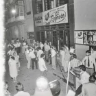 Espectadors evacuats i curiosos s’amunteguen davant el Bahía Cinema a Ramón y Cajal. - FONS GÓMEZ VIDAL/ARXIU IEI